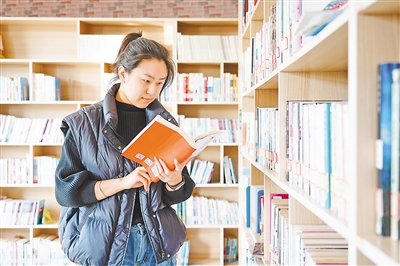     在村圖書館，馬嘉欣利用業(yè)余時(shí)間學(xué)習(xí)黨的理論知識(shí)和實(shí)務(wù)操作。