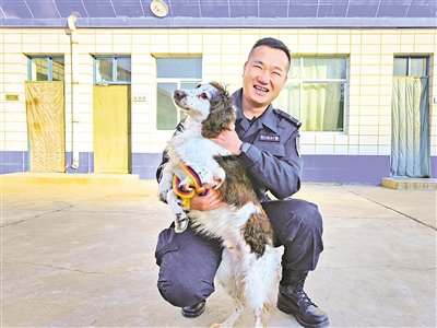 警犬公爵與訓(xùn)導(dǎo)員劉偉。