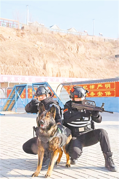     警犬雷克和訓(xùn)導(dǎo)員臘宏偉（左）。